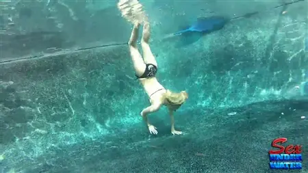 Samantha underwater showed her body