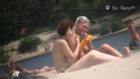 Take off a hidden camera of men and girls without clothes on the beach